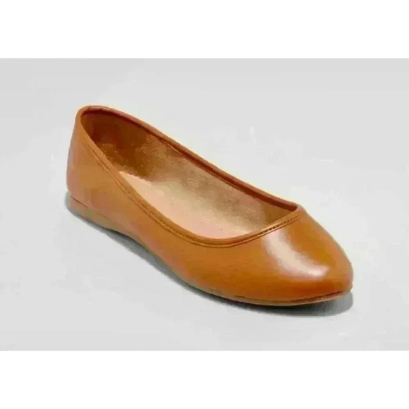 Women’s Everly Round Toe Ballet Flats - Picture 1 of 6